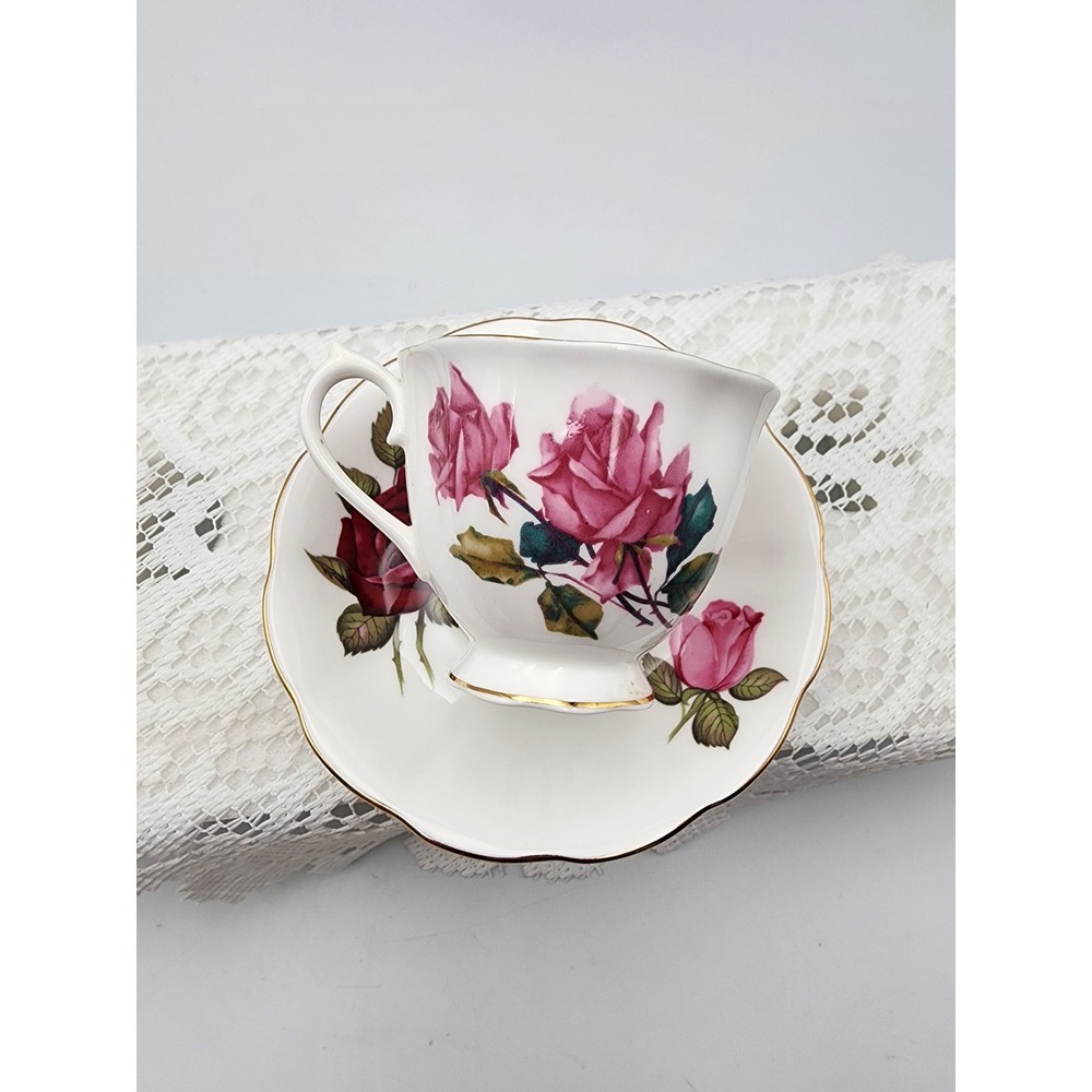 Royal Albert England Bone China‎ Teacup and Saucer Set Pink Red Roses Gold Trim
